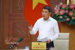 Le Premier ministre Lê Minh Hung lors d'une séance de travail avec la Banque d’État du Vietnam. Photo : VNA