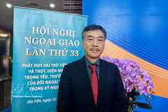 L’ambassadeur du Vietnam en République tchèque, Duong Hoai Nam, répond à des questions sur la Résolution n°23. Photo :VNA