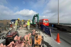Des ouvriers fermeront une partie du pont Long Thành mercredi pour la réparation des joints de dilatation. L'autoroute Ho Chi Minh-Ville–Long Thành sera partiellement fermée jusqu'à la mi-août. Photo : VECE