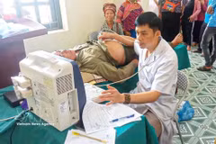 Des agents du poste de santé de la commune de Nâm Kè, dans la province de Diên Biên, dispensent des soins médicaux à la population locale. Photo : VNA