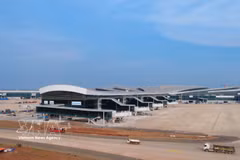Une partie du terminal passagers et la tour de contrôle du trafic aérien de l'aéroport international de Long Thành. Photo : VNA