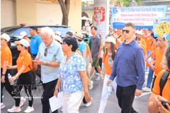 Des représentants de consulats étrangers et des habitants de Hô Chi Minh-Ville participent à la marche de solidarité « Pour les victimes de l'agent orange ». Photo : VNA