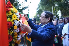 Le Premier ministre Pham Minh Chinh dépose une gerbe de fleurs au Président Ho Chi Minh au Brésil. Photo : VNA