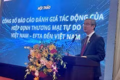 Dao Ngoc Tien, vice-recteur de l'Université du commerce extérieur, prend la parole lors de l'événement. (Photo : doanhnghiepvn.vn)