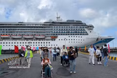 Le navire de croisière international Adora Mediterranea accoste au port de Chân Mây. Photo : VNA