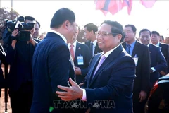 Les Premiers ministres vietnamien et lao lors de la cérémonie d'inauguration du Parc de l'amitié Vietnam-Laos (Photo : VNA)