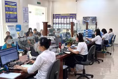 Des cadres et fonctionnaires de la commune de Chuyên My, à Hanoï, servent la population avec dévouement et facilitent les démarches des habitants. Photo : VNA