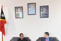 Le chargé d'affaires du Vietnam au Timor-Leste, Pham Binh Dam, (droite) et le ministre de la Justice du Timor-Leste, Sergio de Jesus Fernandes da Costa Hornai, Photo : VNA