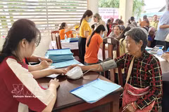 Des médecins examinent des patients. Photo : VNA