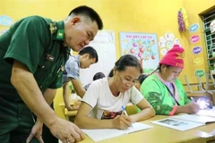 Le vice-Premier ministre Le Thanh Long a approuvé un programme visant à améliorer l'apprentissage dans les zones montagneuses et les zones peuplées de minorités ethniques. Photo : VNA