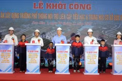 Le vice-Premier ministre Nguyen Hoa Binh et des délégués à la cérémonie de mise en chantier de l’école polyvalente interne primaire-secondaire de Son Kim 1. Photo : VNA