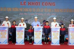 Le vice-Premier ministre Nguyen Hoa Binh et des délégués à la cérémonie de mise en chantier de l’école polyvalente interne primaire-secondaire de Son Kim 1. Photo : VNA