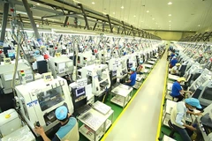 Ouvriers d'une usine de composants électroniques dans la province de Thai Nguyen. (Photo : VNA)