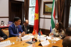 Le vice-président de l'Assemblée nationale (AN), Vu Hong Thanh, et le président du Conseil national des provinces, Refilwe Mtshweni-Tsipane. Photo : VNA
