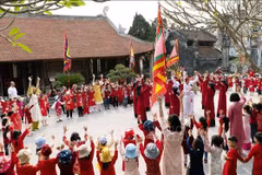 Des élèves de la ville de Viet Tri expérimentent le chant Xoan aux côtés des artisans des troupes Xoan originelles au temple communal de Hung Lo. Photo : VNA