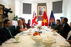 Rencontre entre l'ambassadeur du Vietnam au Royaume-Uni, Do Minh Hung, et des représentants des partis communistes et des sympathisants de gauche du pays. (Photo : VNA) 