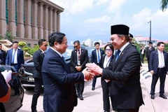 Le Premier ministre malaisien Anwar Ibrahim a accueilli le Premier ministre vietnamien Pham Minh Chinh (gauche). Photo : VNA