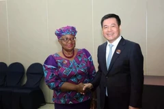 Le ministre de l'Industrie et du Commerce, Nguyen Hong Dien (à droite), et la directrice générale de l'OMC, Ngozi Okonjo-Iweala, à Jeju, le 15 mai (Photo : ministère de l'Industrie et du Commerce)