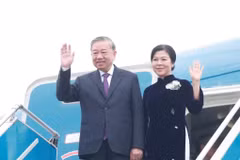 Le secrétaire général du Parti communiste du Vietnam Tô Lâm, accompagné de son épouse et d'une haute délégation vietnamienne, a quitté lundi matin 1er décembre Hanoi pour une visite d’État de deux jours au Laos sur l’invitation de Thongloun Sisoulith, secrétaire général du Parti populaire révolutionnaire lao (PPRL) et président lao. Photo : VNA