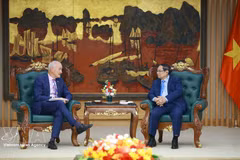 Le Premier ministre Pham Minh Chinh (à droite) et le président et vice-chancelier de l'université RMIT, le professeur Alec Cameron, lors de leur rencontre le 2 avril (Photo : VNA)