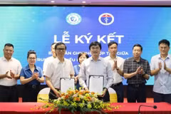 Des représentants du département de la santé de Hanoï et du Centre national de coordination des transplantations d'organes ont signé un protocole d'accord à Hanoï lundi. Photo vietnamplus.vn