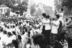 Des gens se rassemblent devant le siège de l'Agence vietnamienne d'Information, au 5 rue Ly Thuong Kiet à Hanoï, pour entendre les nouvelles de la victoire du 30 avril 1975. (Photo : VNA)