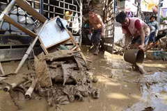 Des habitants nettoient les abords de leurs maisons après le passage dévastateur du typhon Kalmaegi dans les communautés de Talisay City, province de Cebu, dans le centre des Philippines, le 5 novembre 2025. (Photo : AP)