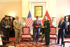 Un représentant de la VFW (à gauche) remet des souvenirs de guerre à la partie vietnamienne. (Photo : VNA)