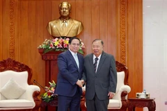 Le Premier ministre Pham Minh Chinh rencontre l'ancien secrétaire général du Parti et ancien président du Laos Bounnhang Vorachit (droite). Photo : VNA