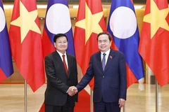 Le président de l'AN du Vietnam, Tran Thanh Man, et le secrétaire général du Parti et président du Laos, Thongloun Sisoulith. Photo : VNA