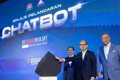 Le ministre des Communications Fahmi Fadzil lance le Chatbot Sebenarnya.my, connu sous le nom d'AIFA, destiné à lutter contre les fausses nouvelles et à permettre aux utilisateurs de vérifier l'authenticité des informations non vérifiées en ligne. (Photo : AWANI)