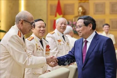 Le Premier ministre Pham Minh Chinh (droite) rencontre des policiers envoyés sur le Front sud pendant la guerre. Photo : VNA