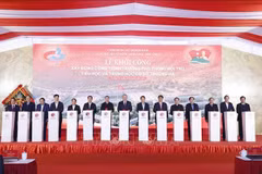 Le secrétaire général du Parti, To Lam (au centre), assiste le 28 janvier à la cérémonie de pose de la première pierre de l'internat primaire et secondaire de Truong Ha, dans la commune de Truong Ha, province de Cao Bang (Nord). Photo : VNA