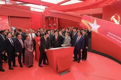 Des dirigeants lao et cambodgiens visitent l'exposition des 80 ans de réussites nationales du Vietnam. Photo : VNA
