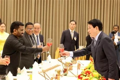 Le président Luong Cuong (droite) offre un banquet en l'honneur du président sri-lankais. Photo : VNA