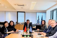 L'ambassadrice du Vietnam en Grèce, Pham Thi Thu Huong travaille avec avec le ministre grec des Migrations et de l'Asile, Athanasios Plevris. Photo : VNA