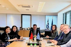 L'ambassadrice du Vietnam en Grèce, Pham Thi Thu Huong travaille avec avec le ministre grec des Migrations et de l'Asile, Athanasios Plevris. Photo : VNA