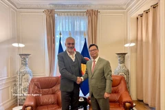 L’ambassadeur du Vietnam en France, Trinh Duc Hai, (droite) et Taylan Coskun, membre du Politburo du Parti communiste français (PCF) chargé des relations avec le Vietnam. Photo : VNA