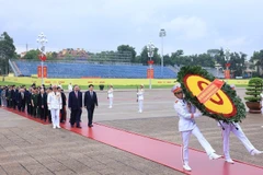 Une délégation de dirigeants du Parti, de l’État, de l’Assemblée nationale, du gouvernement et du Front de la Patrie du Vietnam, est allée rendre hommage le 18 août au Président Hô Chi Minh en son mausolée, à l’occasion du 80e anniversaire de la Journée traditionnelle de la Police populaire (19/8/2005-19/8/2025) et du 20e anniversaire de la Journée nationale pour la protection de la sécurité nationale. Photo : VNA