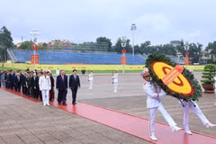 Une délégation de dirigeants du Parti, de l’État, de l’Assemblée nationale, du gouvernement et du Front de la Patrie du Vietnam, est allée rendre hommage le 18 août au Président Hô Chi Minh en son mausolée, à l’occasion du 80e anniversaire de la Journée traditionnelle de la Police populaire (19/8/2005-19/8/2025) et du 20e anniversaire de la Journée nationale pour la protection de la sécurité nationale. Photo : VNA