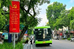 Hanoï lance six nouvelles lignes de bus, reliant directement le centre d'exposition du Vietnam. Photo : Nhân Dân