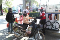 Des habitants font le plein d'essence dans une station-service de la province de Stung Treng, dans le nord-est du Cambodge. (Photo : VNA)