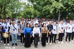 Une délégation de jeunes Vietnamiens à l'étranger offre de l'encens en hommage aux rois Hùng au site historique national du temple des rois Hùng, à Viet Tri, dans la province de Phu Tho. (Photo : VNA)