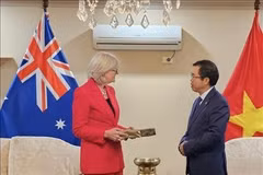 L'ambassadeur du Vietnam en Australie, Pham Hung Tam (droite) et la Gouverneure générale d’Australie, Sam Mostyn. Photo : VNA