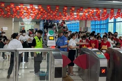 Un grand nombre de personnes ont emprunté le métro Cat Linh - Ha Dong pour se rendre sur place et assister à la répétition générale du défilé et de la procession organisés à l'occasion de la Fête nationale. (Photo : VNA)