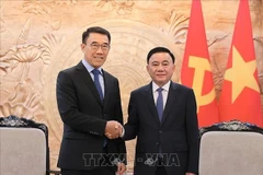 Tran Cam Tu, membre du Bureau politique et membre permanent du Secrétariat du Comité central du Parti communiste du Vietnam (droite) et Bounleua Phandanouvong, président par intérim de la Commission des relations extérieures du Comité central du Parti populaire révolutionnaire lao. Photo : VNA