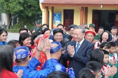 Le ecrétaire général du Parti To Lam et la population de Hung Yen. Photo : VNA