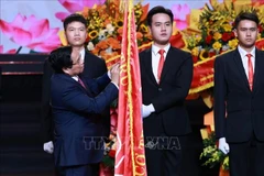 Le Premier ministre Pham Minh Chinh remet à la VOV l’Ordre de Hô Chi Minh, haute distinction décernée par le Parti et l’État. Photo : VNA