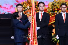 Le Premier ministre Pham Minh Chinh remet à la VOV l’Ordre de Hô Chi Minh, haute distinction décernée par le Parti et l’État. Photo : VNA