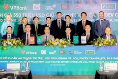 Représentants des ambassades, de VPBank, de SMBC et d'institutions financières internationales lors de la cérémonie de signature. Photo : VPBank